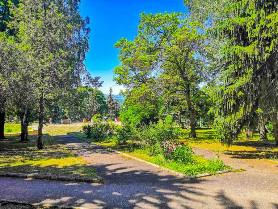 Зона отдыха на территории санатория Лермонтова Пятигорск - фотография