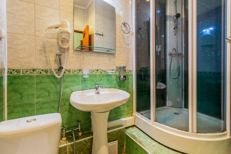Ванная комната в 2 местном номере 1 категории в санатории Лермонтова Пятигорск - фотография