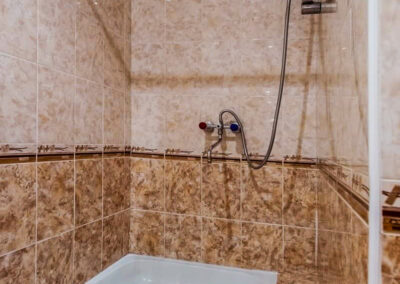 Ванная комната в 2 местном 2 комнатном номере 1 категории в санатории Лермонтова Пятигорск - фотография