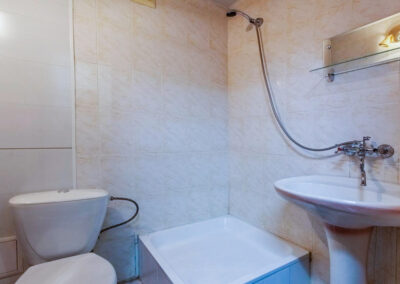 Ванная комната в 2 местном 2 комнатном номере 1 категории корпус 3 в санатории Лермонтова Пятигорск - фотография