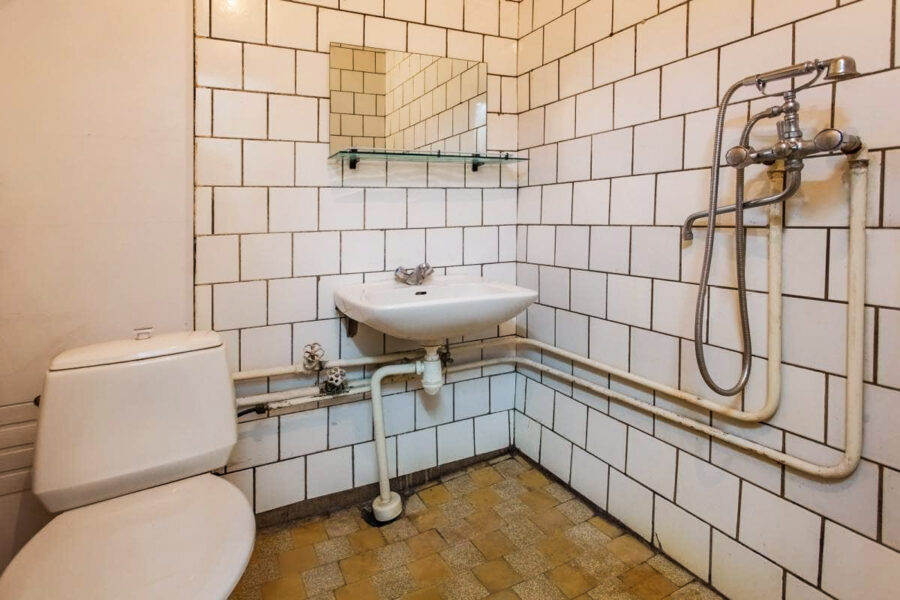 Ванная комната в 1 местном номере 3 категории корпус 3 в санатории Лермонтова Пятигорск - фотография