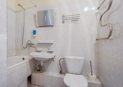 Ванная комната в 2 местном номере 2 категории корпус 1 в санатории Лермонтова Пятигорск - фотография