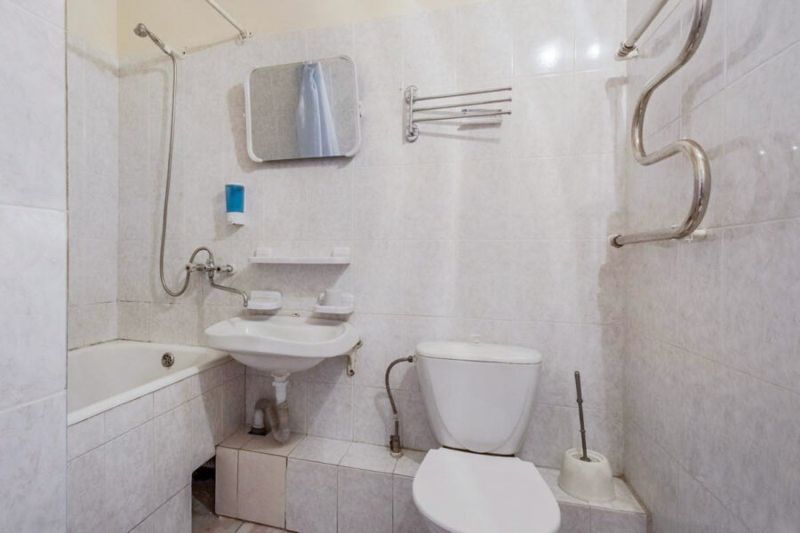 Ванная комната в 2 местном номере 2 категории корпус 1 в санатории Лермонтова Пятигорск - фотография