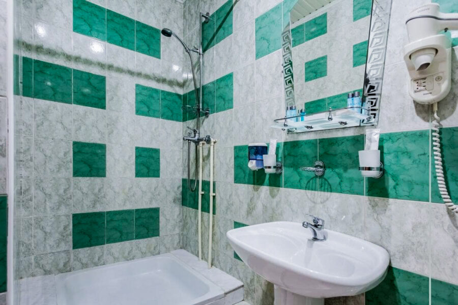 Ванная комната в номере комфорт 2 местный в санатории Лермонтова Пятигорск - фотография