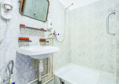 Ванная комната в 2 местном номере 2 категории в санатории Лермонтова Пятигорск - фотография