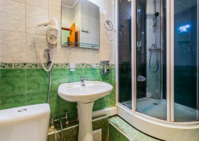 Ванная комната в 1 местном номере 1 категории в санатории Лермонтова Пятигорск - фотография