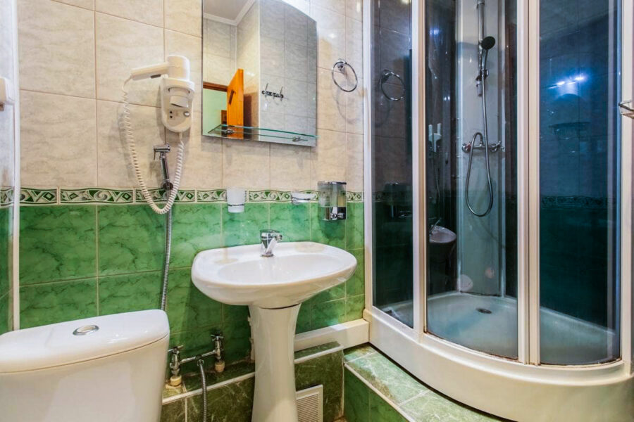 Ванная комната в 1 местном номере 1 категории в санатории Лермонтова Пятигорск - фотография