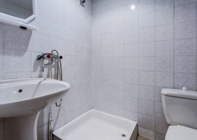 Ванная комната в 1 местном номере 1 категории корпус 3 в санатории Лермонтова Пятигорск - фотография