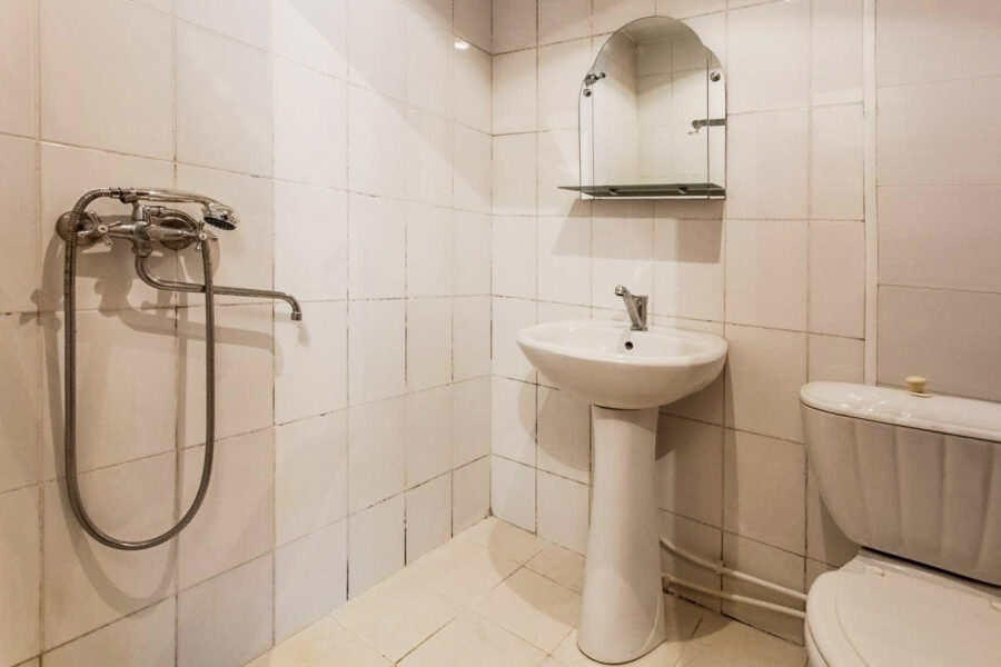 Ванная комната в 1 местном номере 2 категории корпус 3 в санатории Лермонтова Пятигорск - фотография