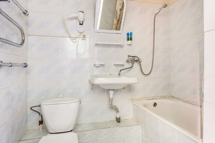 Ванная комната в 2 местном номере 1 категории корпус 1 в санатории Лермонтова Пятигорск - фотография