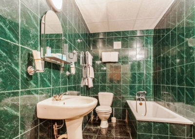 Ванная комната в номере люкс 2 комнатный корпус 3 в санатории Лермонтова Пятигорск - фотография