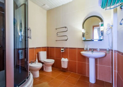 Ванная комната в номере люкс в 4 корпусе в санатории Лермонтова Пятигорск - фотография