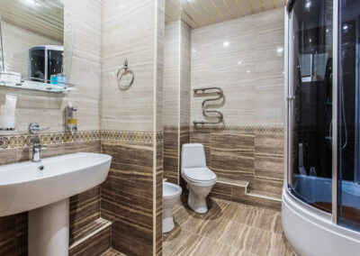 Ванная комната в номере 1 местный 2 комнатный комфорт в санатории Лермонтова Пятигорск - фотография