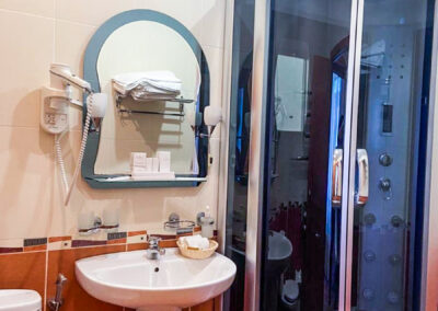 Ванная комната в номере апартаменты в санатории Лермонтова Пятигорск - фотография