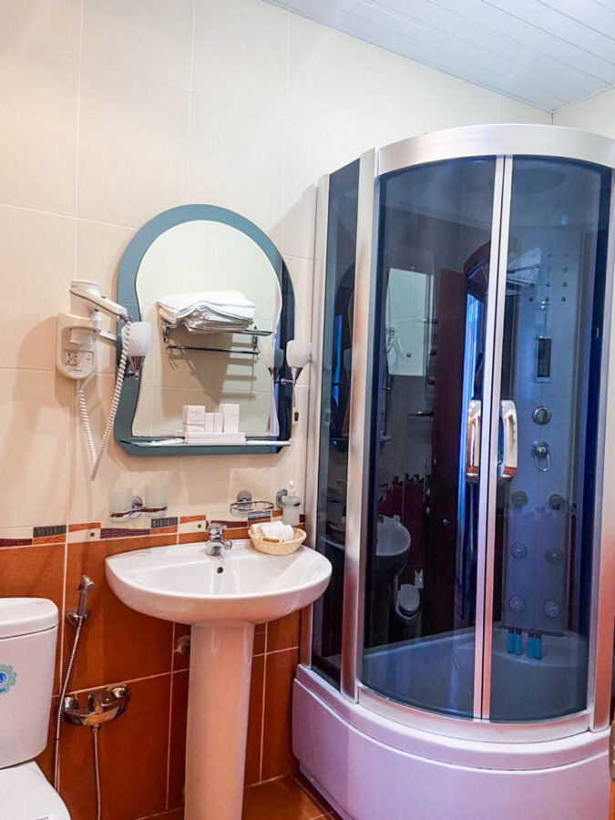 Ванная комната в номере апартаменты в санатории Лермонтова Пятигорск - фотография