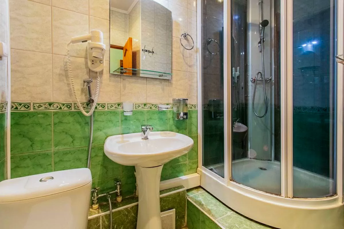 Ванная комната в 2 местном номере 1 категории в санатории Лермонтова Пятигорск - фотография