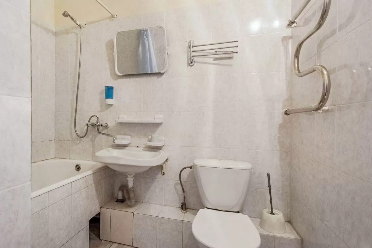 Ванная комната в 1 местном номере 2 категории 1 корпус в санатории Лермонтова Пятигорск - фотография