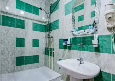 Ванная комната в номере комфорт 2 местный в санатории Лермонтова Пятигорск - фотография