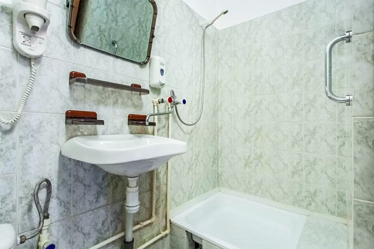 Ванная комната в 1 местном номере 2 категории в санатории Лермонтова Пятигорск - фотография