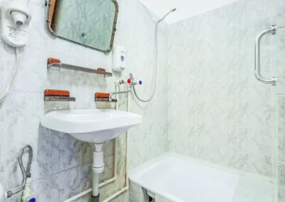 Ванная комната в 2 местном номере 2 категории в санатории Лермонтова Пятигорск - фотография