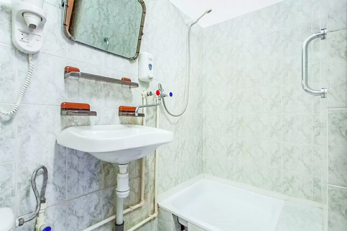 Ванная комната в 2 местном номере 2 категории в санатории Лермонтова Пятигорск - фотография