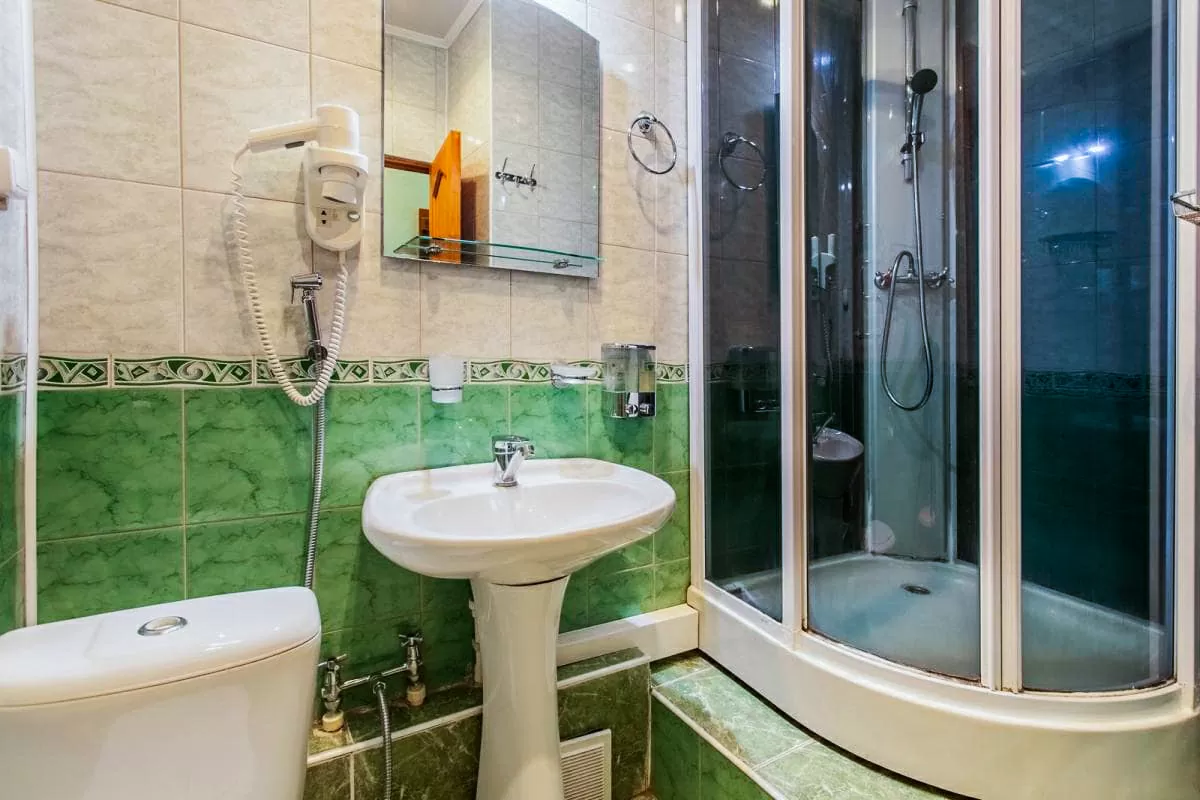 Ванная комната в 1 местном номере 1 категории в санатории Лермонтова Пятигорск - фотография