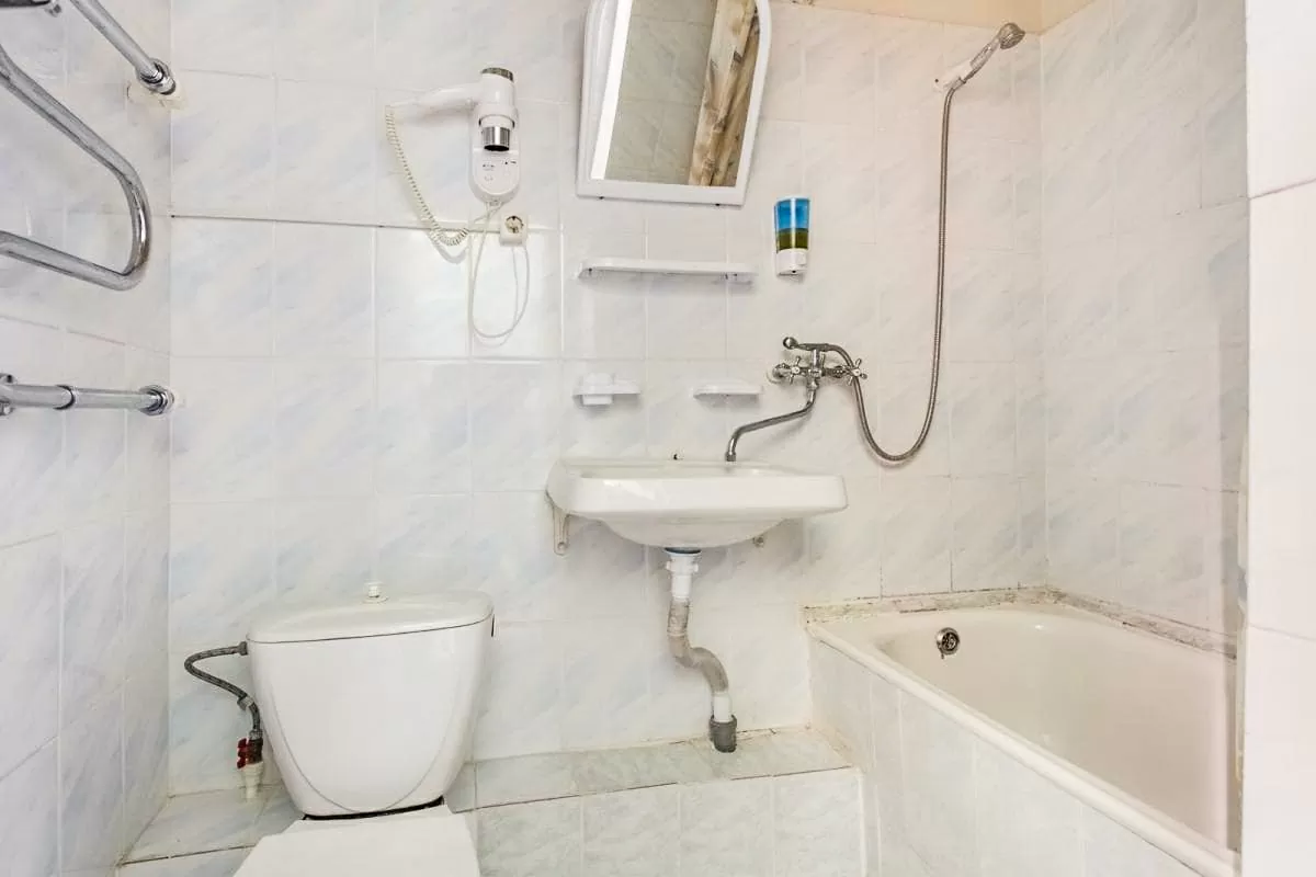 Ванная комната в 2 местном номере 1 категории корпус 1 в санатории Лермонтова Пятигорск - фотография