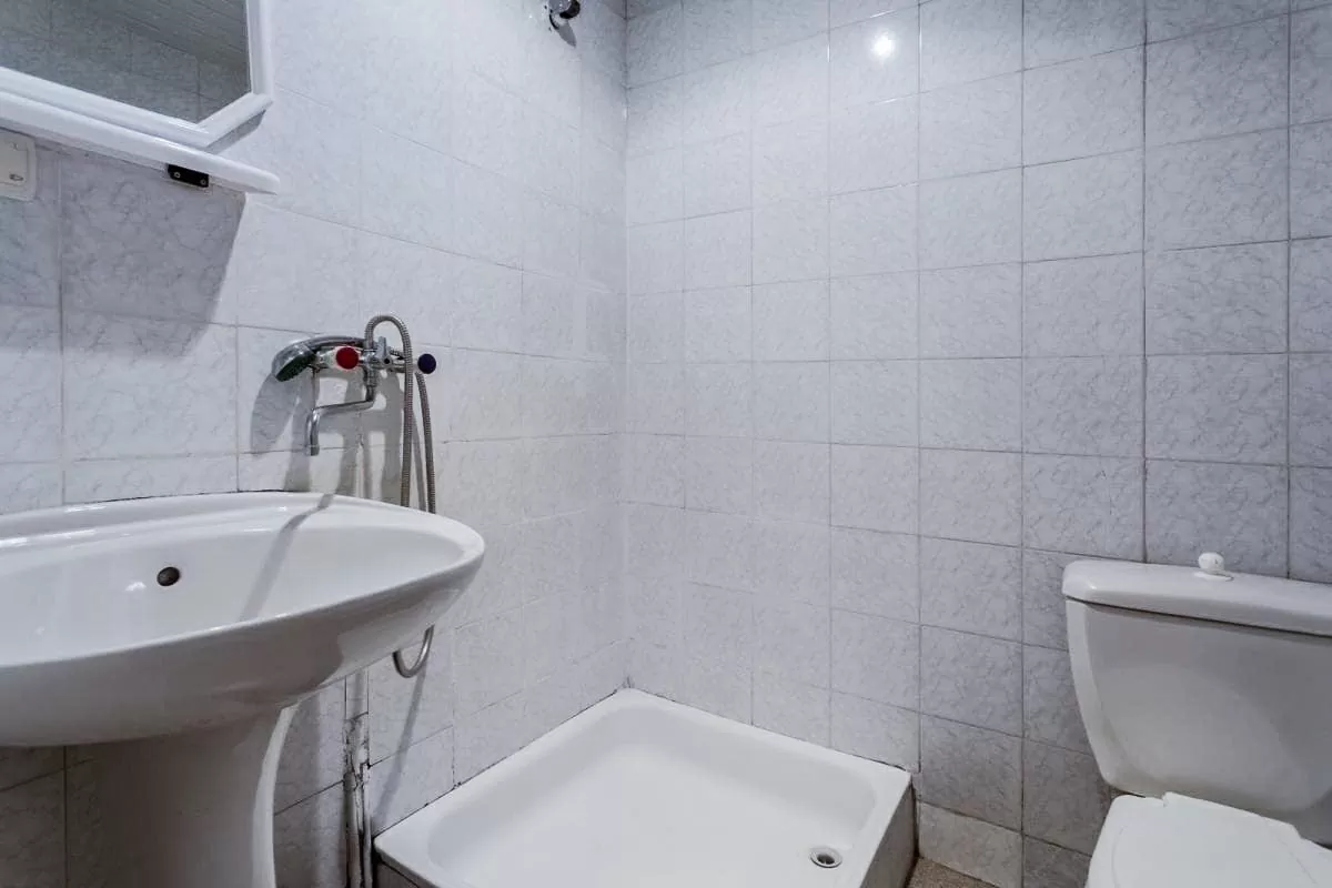 Ванная комната в 1 местном номере 1 категории корпус 3 в санатории Лермонтова Пятигорск - фотография