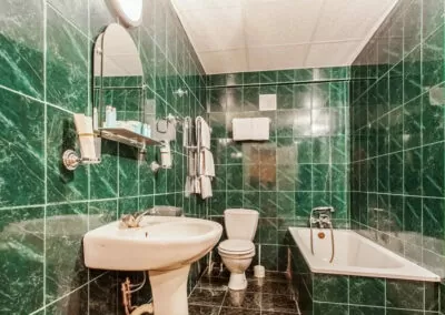 Ванная комната в номере люкс 2 комнатный корпус 3 в санатории Лермонтова Пятигорск - фотография