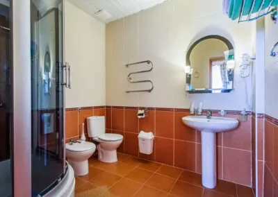 Ванная комната в номере люкс в 4 корпусе в санатории Лермонтова Пятигорск - фотография