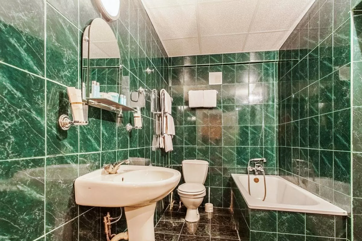 Ванная комната в номере люкс 2 комнатный корпус 3 в санатории Лермонтова Пятигорск - фотография